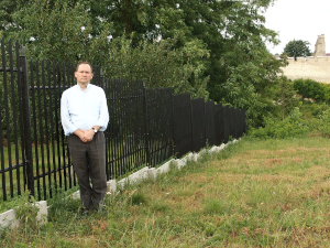 Half of the cemetery is fenced_fr. Pawel Mazanka_Szydłów_2020